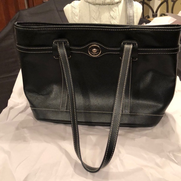 Dooney & Bourke Handbags - Dooney & Bourke Black tote hand bag